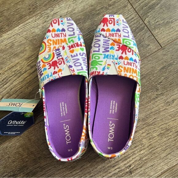𝅺Toms Alpargata Unity Love Wins Slip on Shoes NWT Size 5 Pride Rainbow Sneakers - Picture 7 of 10